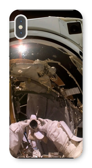 Astronauta Selfie en la caja del teléfono de la órbita